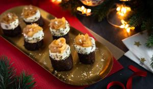 Pintxo de botifarra negra i formatge de cabra amb ceba caramel·litzada